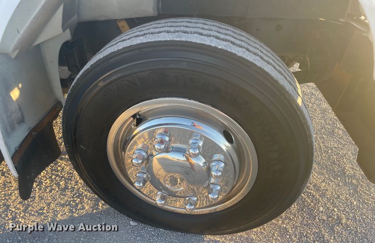 image for item IX9732 1998 International 4700  rollback truck