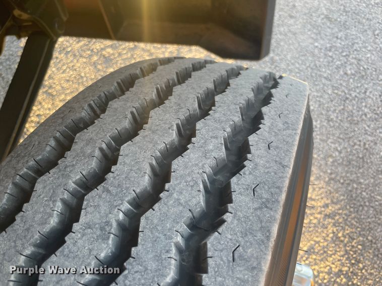 image for item IX9732 1998 International 4700  rollback truck