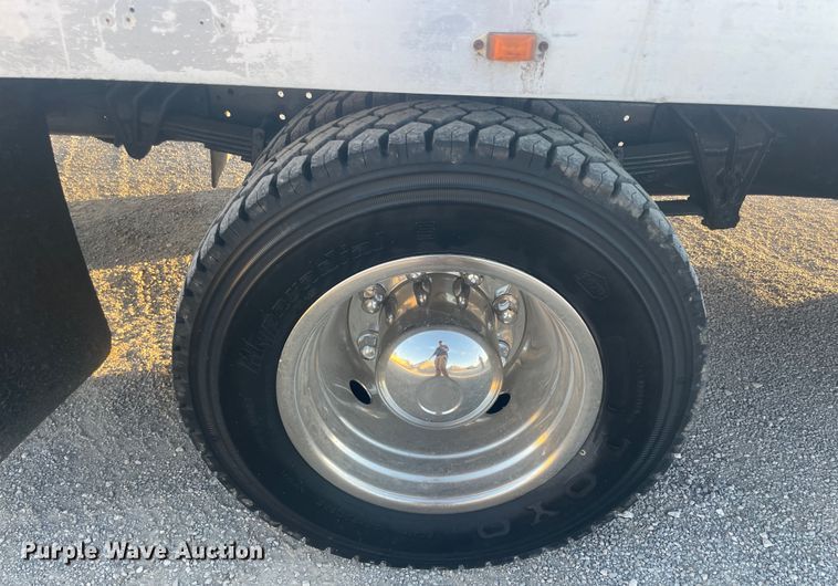 image for item IX9732 1998 International 4700  rollback truck