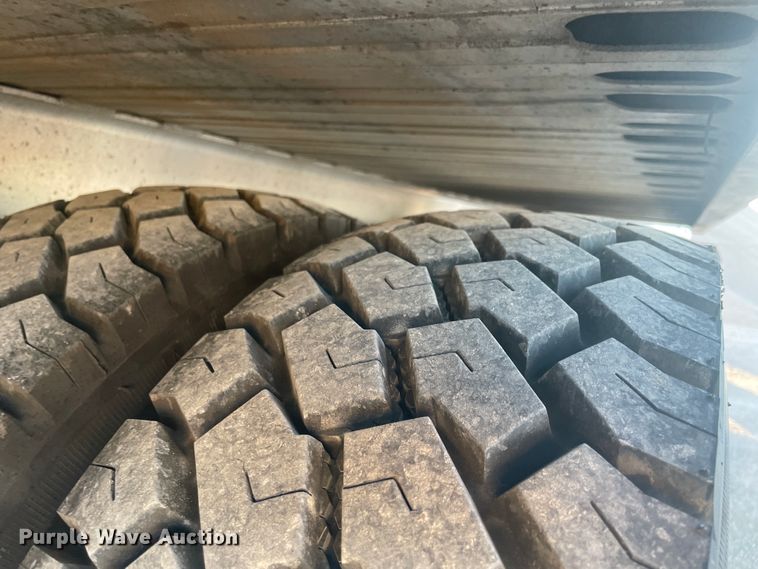 image for item IX9732 1998 International 4700  rollback truck