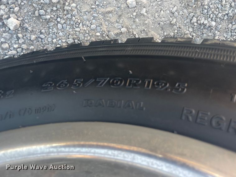 image for item IX9732 1998 International 4700  rollback truck