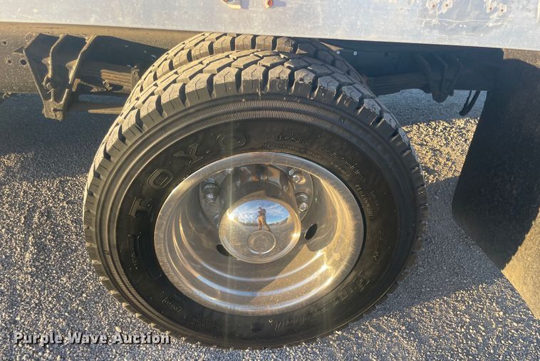 image for item IX9732 1998 International 4700  rollback truck