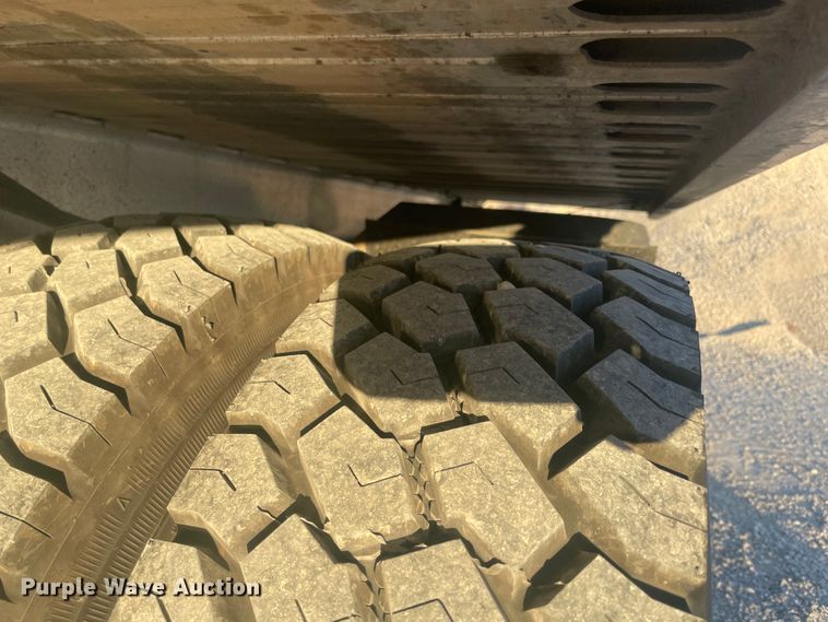 image for item IX9732 1998 International 4700  rollback truck