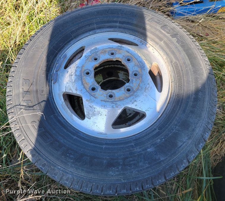image for item JE9249 Approximately 19 tires