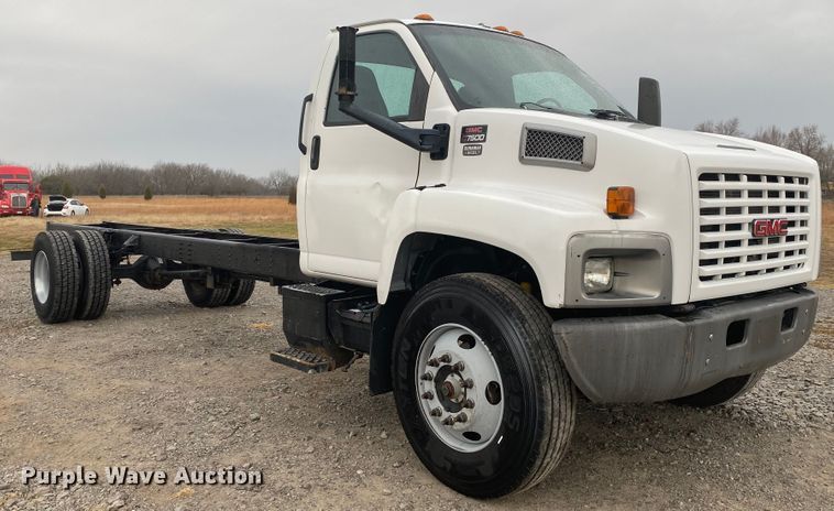 image for item JN9115 2006 GMC C7500  truck cab and chassis