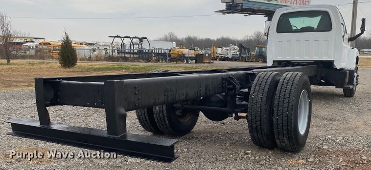 image for item JN9115 2006 GMC C7500  truck cab and chassis