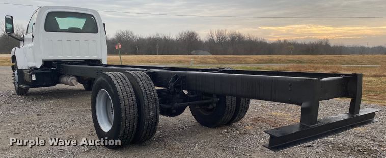 image for item JN9115 2006 GMC C7500  truck cab and chassis