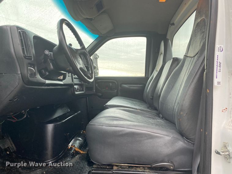 image for item JN9115 2006 GMC C7500  truck cab and chassis