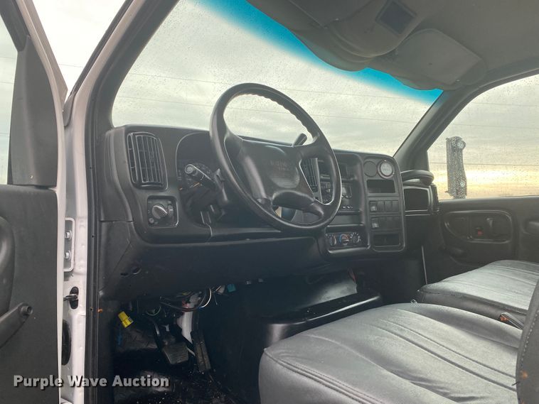 image for item JN9115 2006 GMC C7500  truck cab and chassis