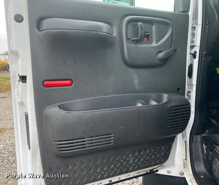 image for item JN9115 2006 GMC C7500  truck cab and chassis