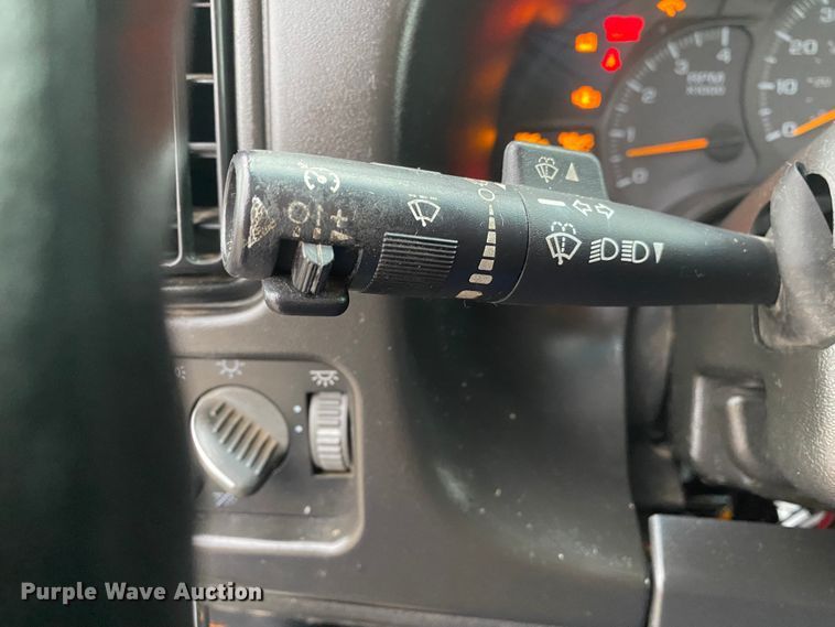 image for item JN9115 2006 GMC C7500  truck cab and chassis