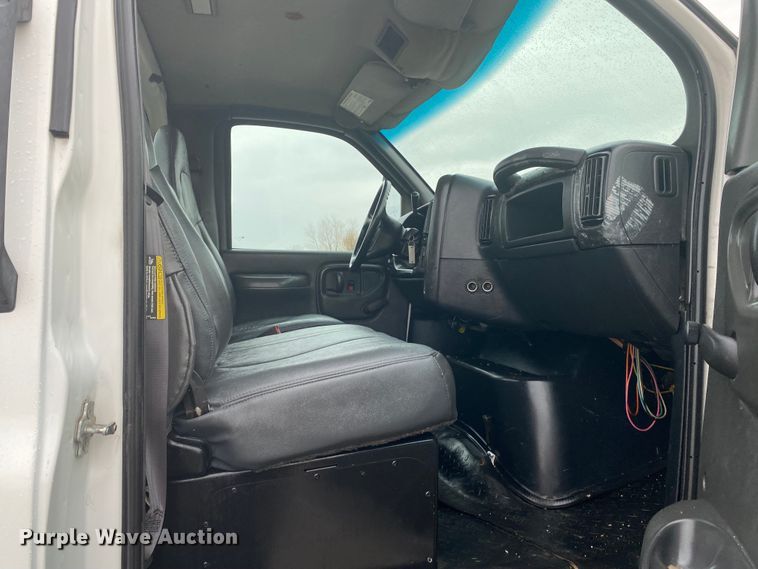 image for item JN9115 2006 GMC C7500  truck cab and chassis