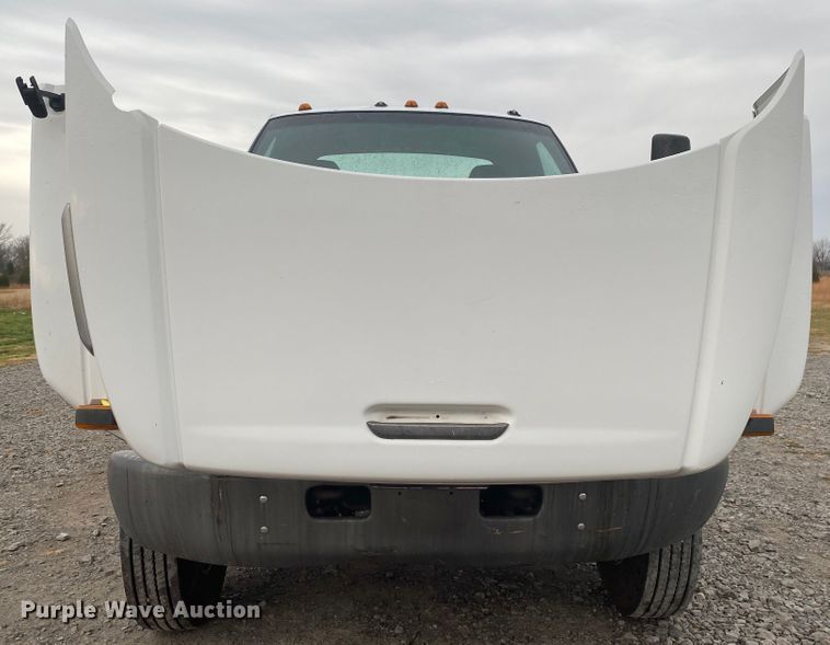 image for item JN9115 2006 GMC C7500  truck cab and chassis