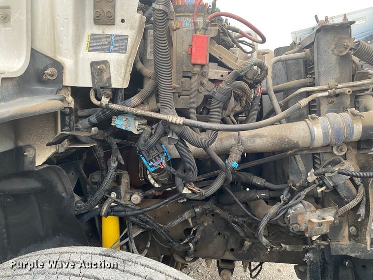 image for item JN9115 2006 GMC C7500  truck cab and chassis