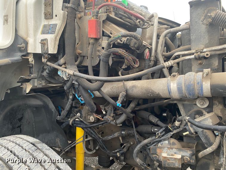 image for item JN9115 2006 GMC C7500  truck cab and chassis