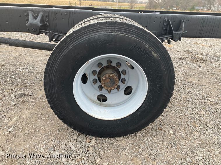 image for item JN9115 2006 GMC C7500  truck cab and chassis