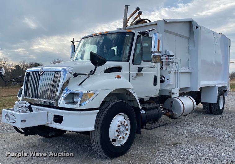 image for item JN9123 2004 International 7400  refuse truck