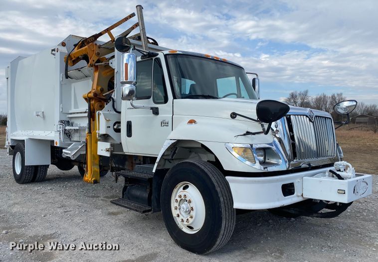 image for item JN9123 2004 International 7400  refuse truck