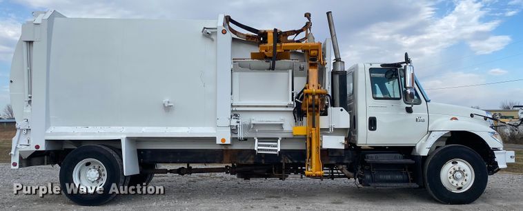 image for item JN9123 2004 International 7400  refuse truck