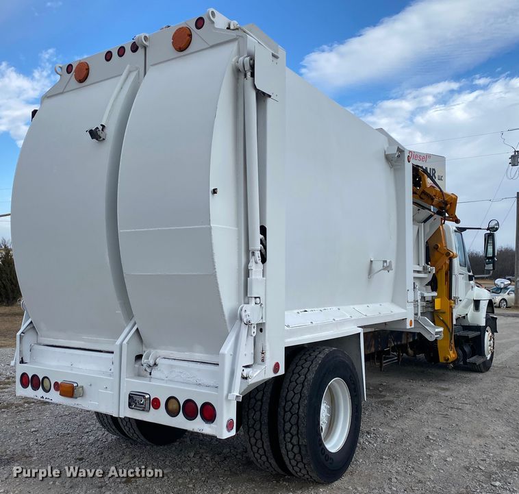 image for item JN9123 2004 International 7400  refuse truck
