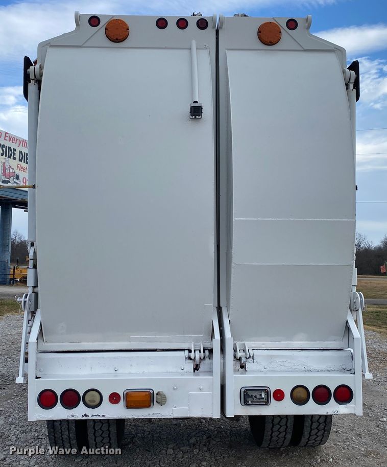 image for item JN9123 2004 International 7400  refuse truck