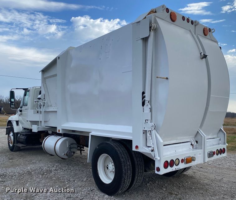 image for item JN9123 2004 International 7400  refuse truck
