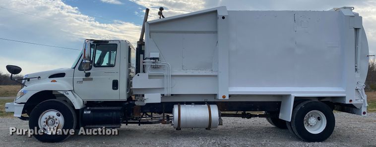 image for item JN9123 2004 International 7400  refuse truck