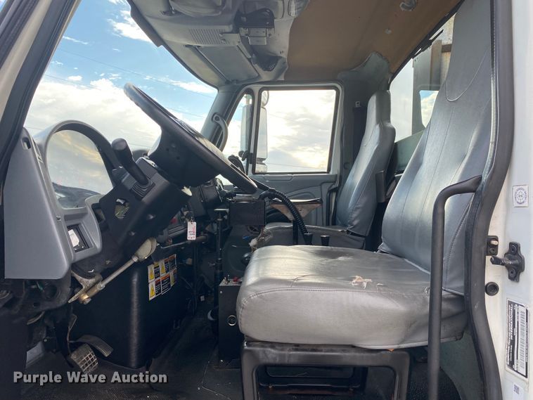 image for item JN9123 2004 International 7400  refuse truck