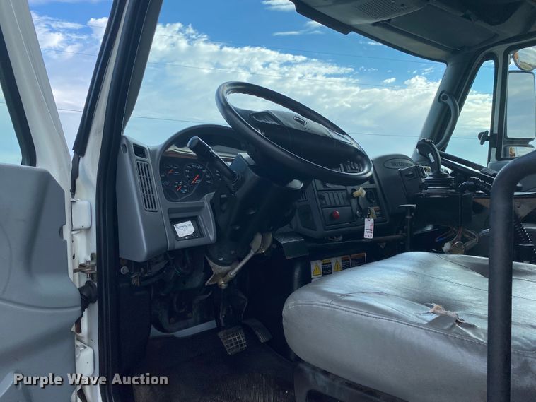 image for item JN9123 2004 International 7400  refuse truck