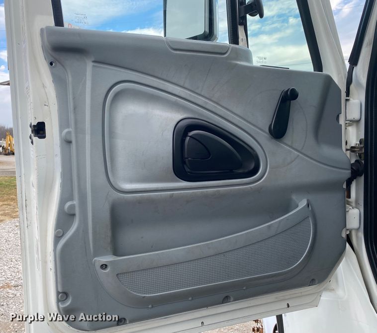 image for item JN9123 2004 International 7400  refuse truck