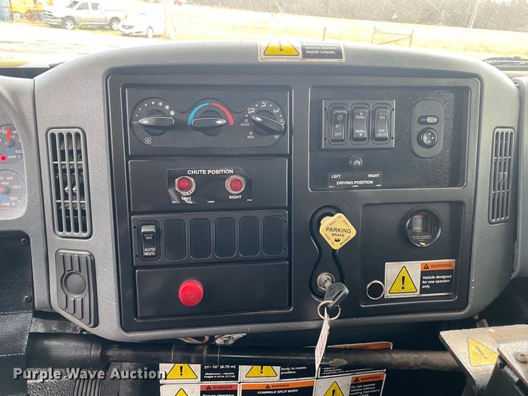 image for item JN9123 2004 International 7400  refuse truck