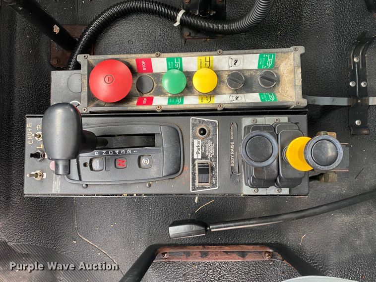 image for item JN9123 2004 International 7400  refuse truck