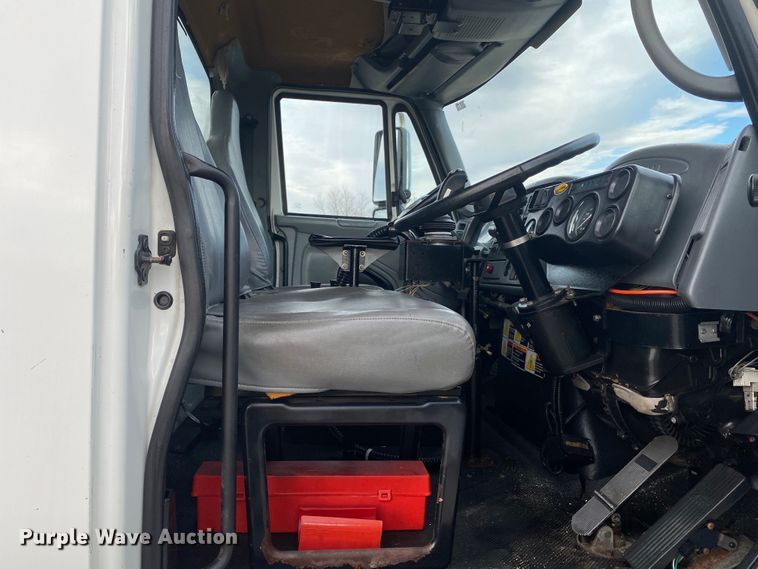 image for item JN9123 2004 International 7400  refuse truck