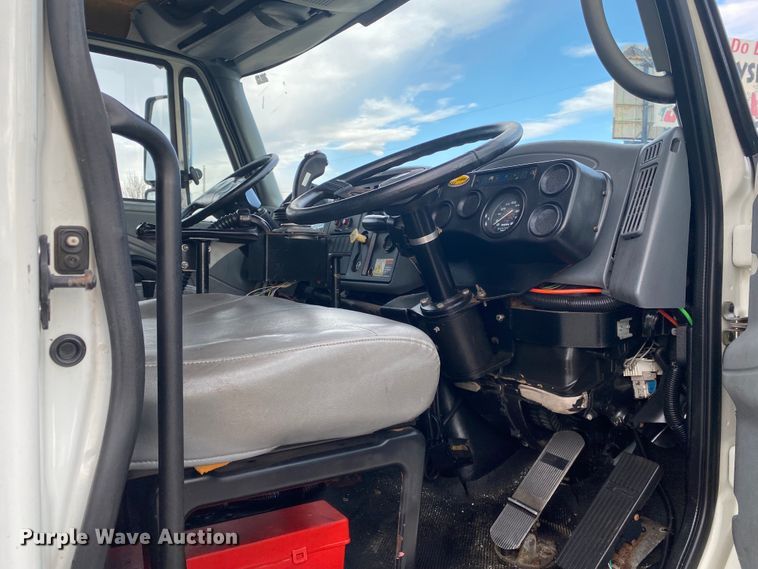 image for item JN9123 2004 International 7400  refuse truck