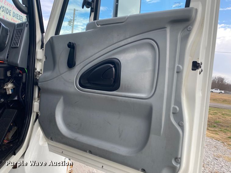 image for item JN9123 2004 International 7400  refuse truck