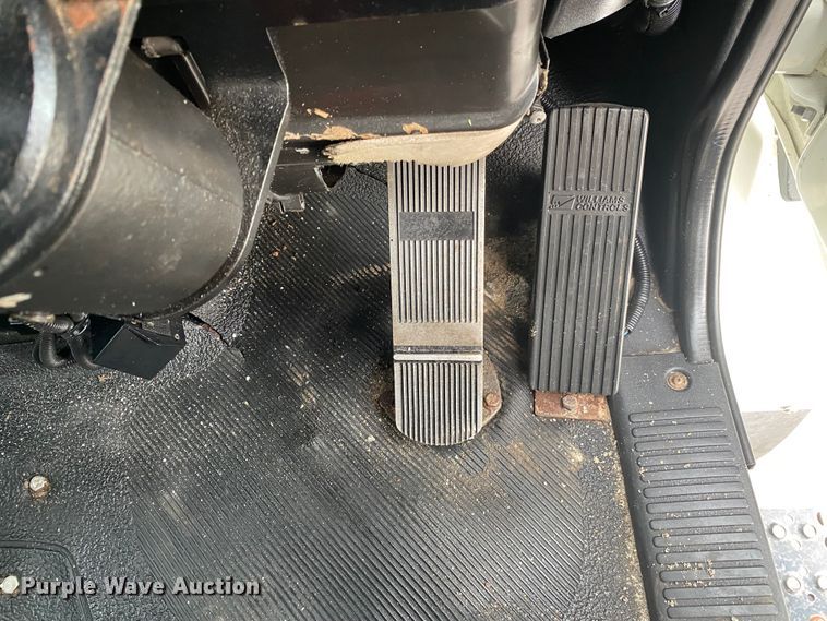 image for item JN9123 2004 International 7400  refuse truck