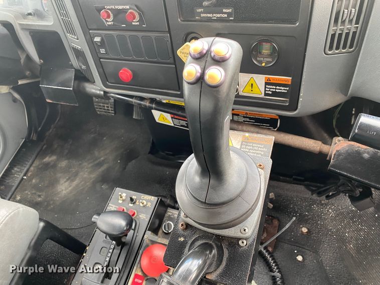 image for item JN9123 2004 International 7400  refuse truck