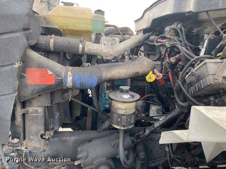 image for item JN9123 2004 International 7400  refuse truck