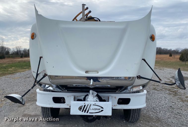 image for item JN9123 2004 International 7400  refuse truck