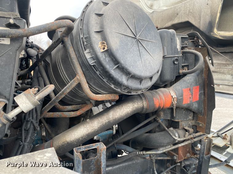 image for item JN9123 2004 International 7400  refuse truck