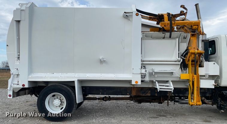 image for item JN9123 2004 International 7400  refuse truck