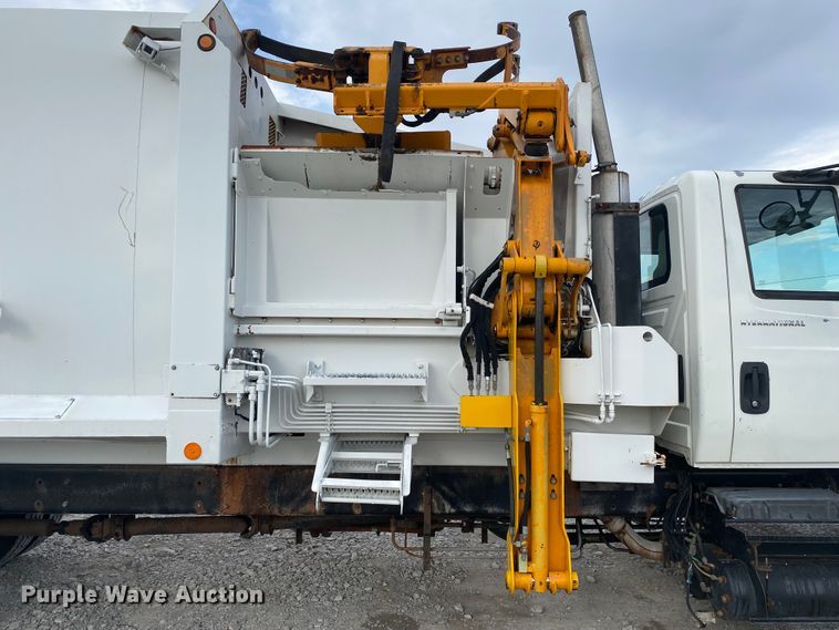 image for item JN9123 2004 International 7400  refuse truck