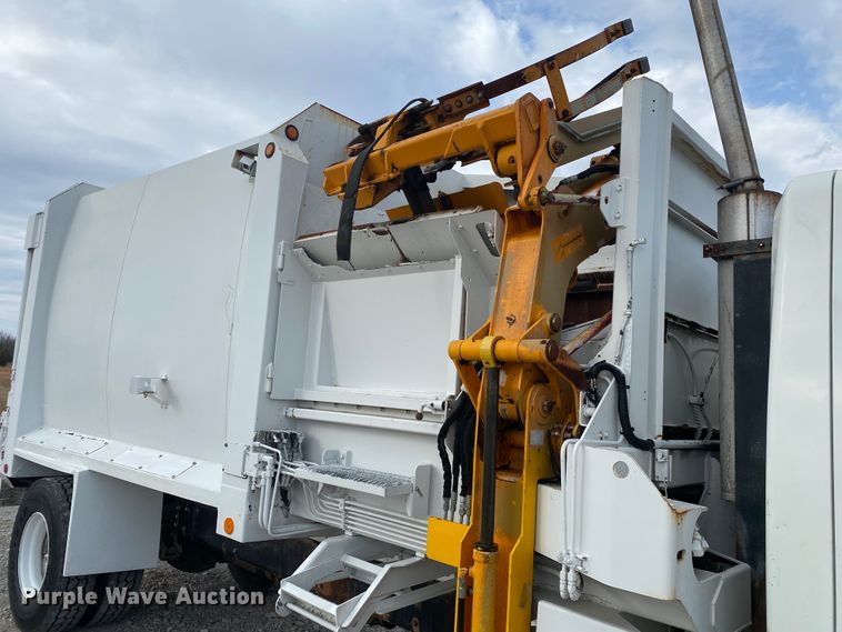 image for item JN9123 2004 International 7400  refuse truck