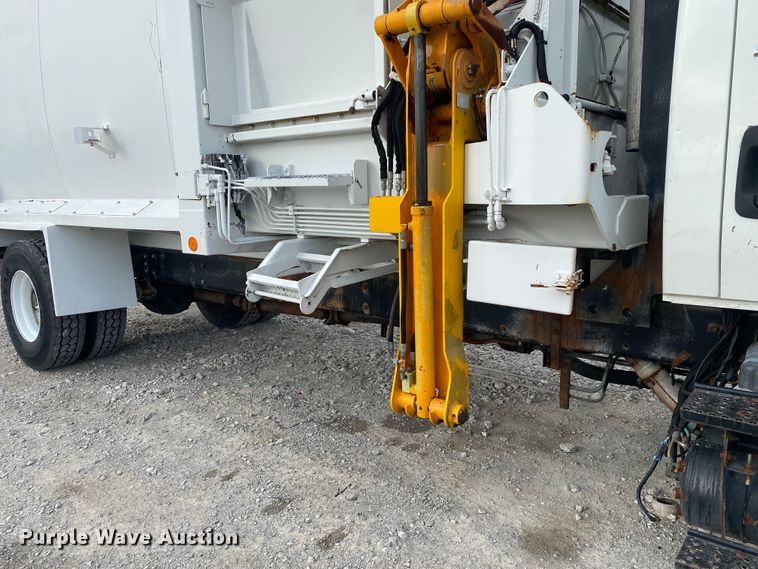 image for item JN9123 2004 International 7400  refuse truck