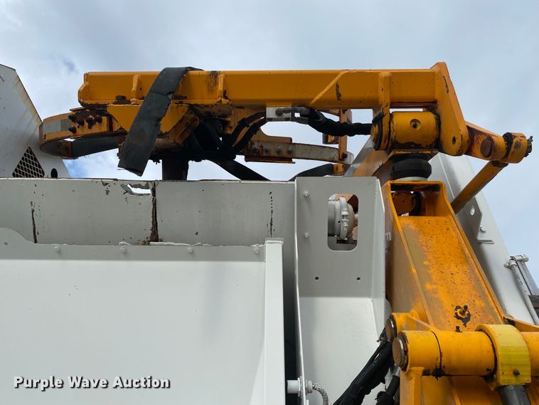 image for item JN9123 2004 International 7400  refuse truck