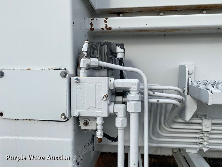 image for item JN9123 2004 International 7400  refuse truck