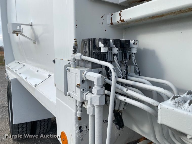 image for item JN9123 2004 International 7400  refuse truck