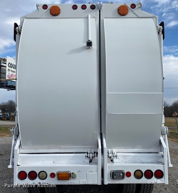 image for item JN9123 2004 International 7400  refuse truck