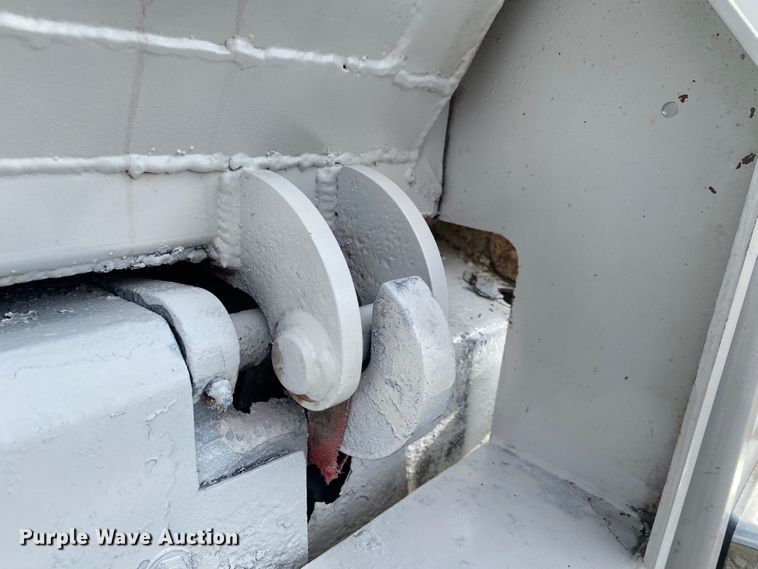 image for item JN9123 2004 International 7400  refuse truck