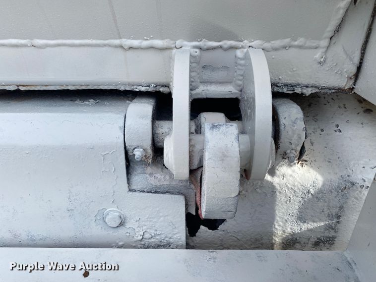 image for item JN9123 2004 International 7400  refuse truck